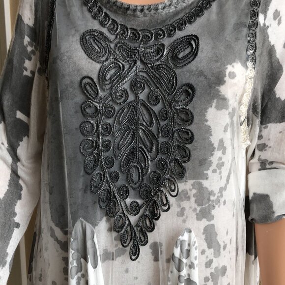 Beautiful top with sheer overlay - Picture 6 of 9